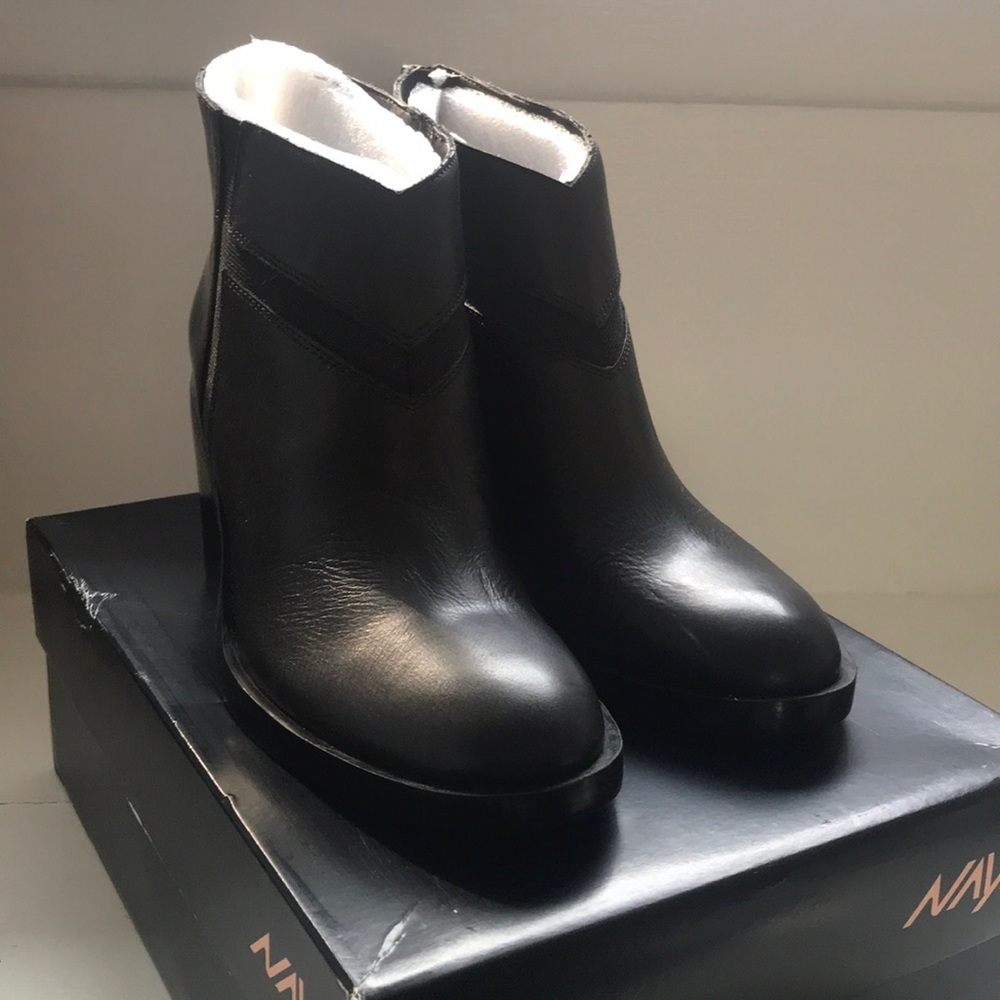 NAYA NWT ATOM BLACK LEATHER BOOTIE 6.5